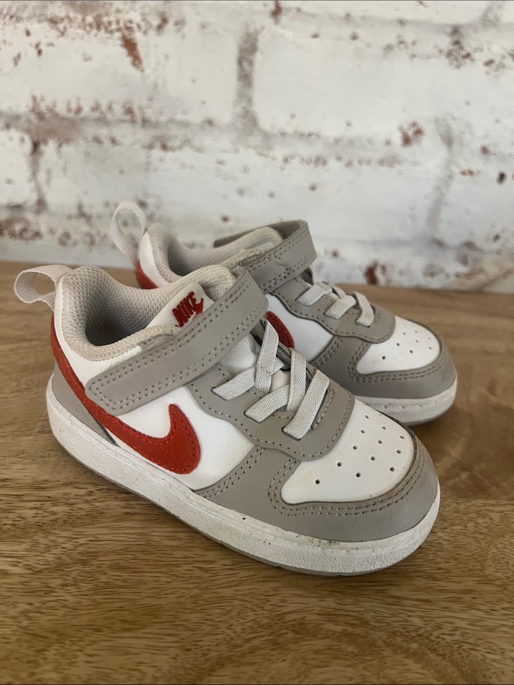 Nike Toddler Low-Top Sneakers in White, Gray & Red